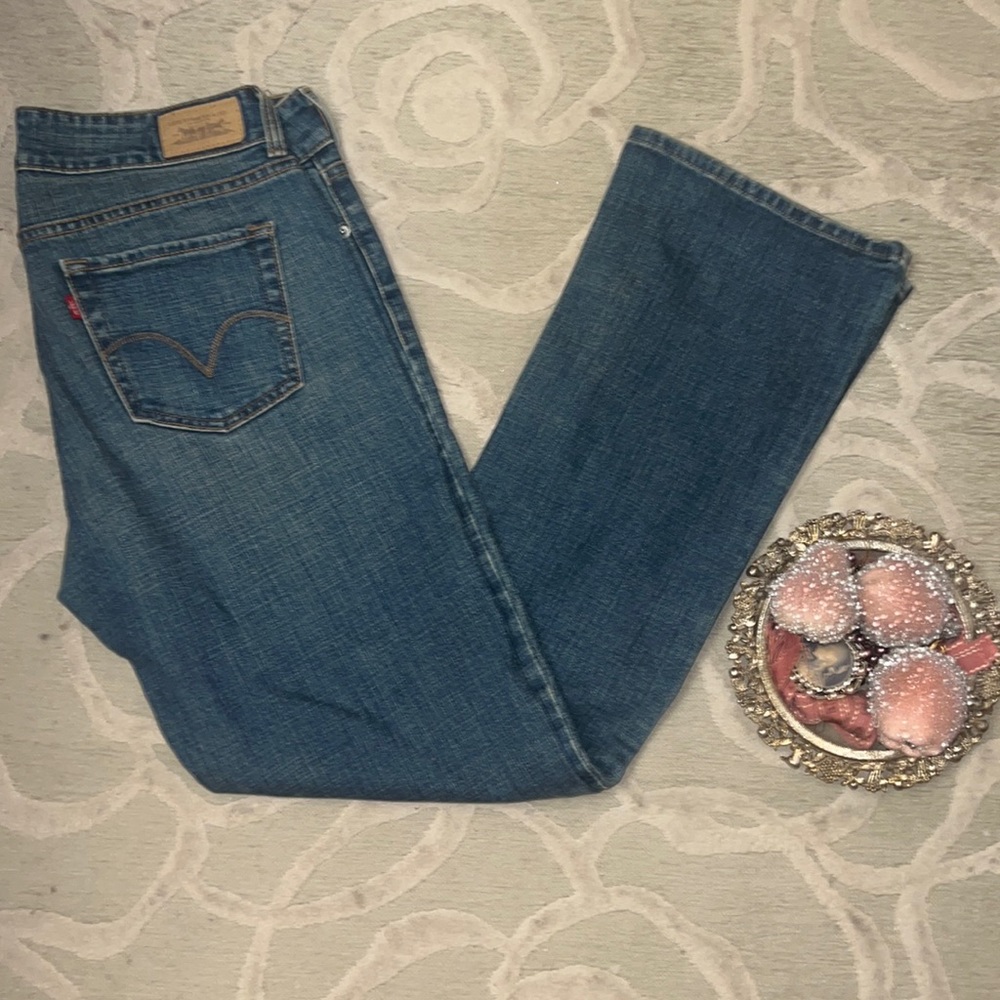 NWOT🌷LEVIS🌷Slender bootcut 525 medium length ldenim jeans